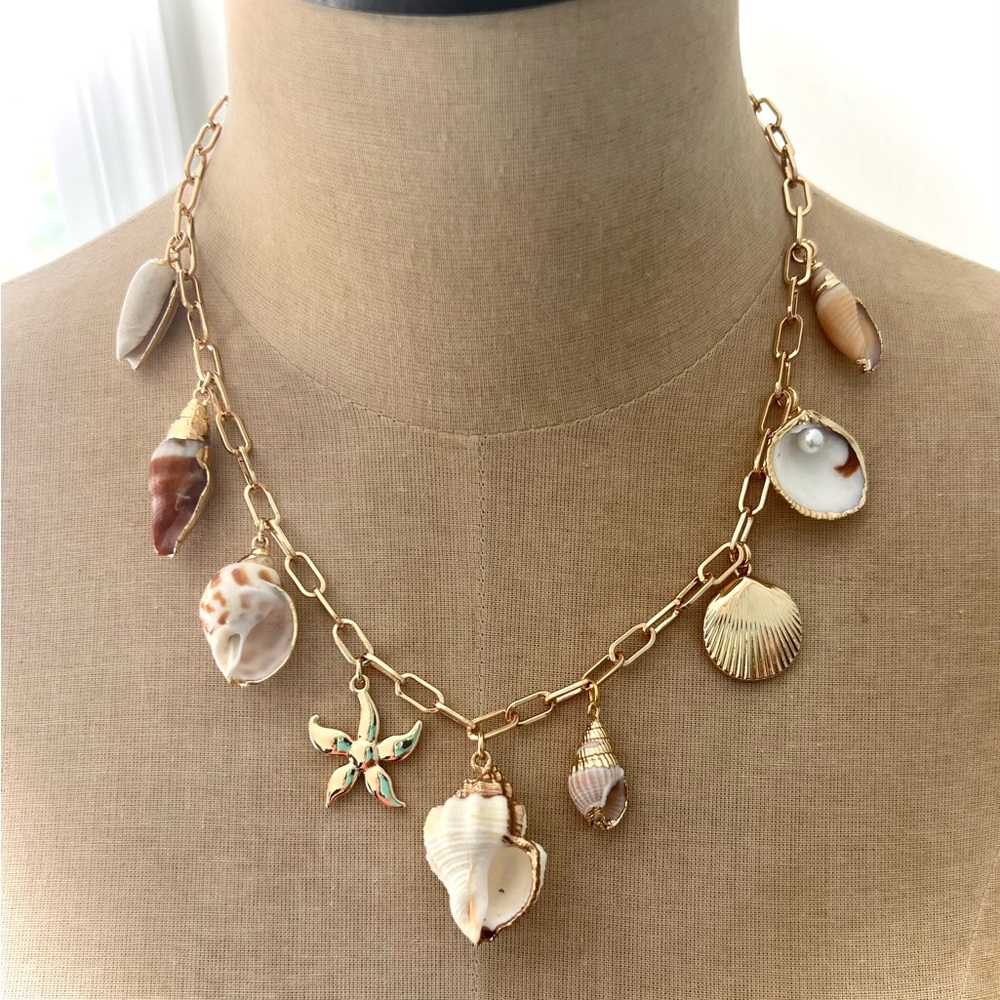 NEW Designer Gold Shell Charm Necklace - Picture 2 of 3